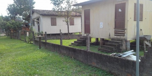Terreno com 2 casa de madeira em Forquilhinha